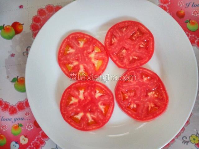 先把西红柿切片摆在盘中