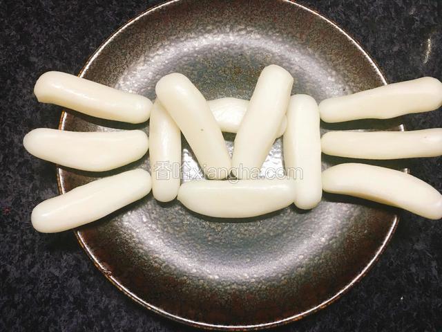 年糕掰开，青豆常温解冻后用水冲洗一下即可。