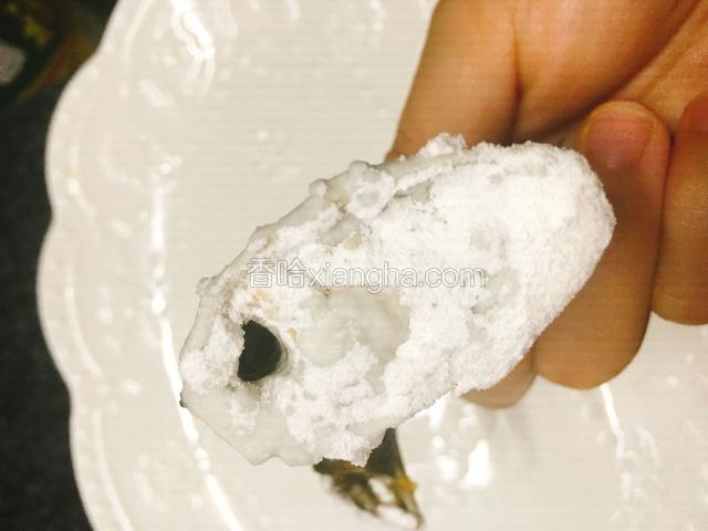 如图所示，拿着蟹脚这样按一下淀粉