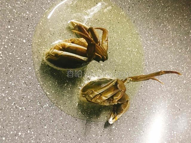 锅内倒入适量油，将沾满淀粉的那面放在油锅里炸至定型