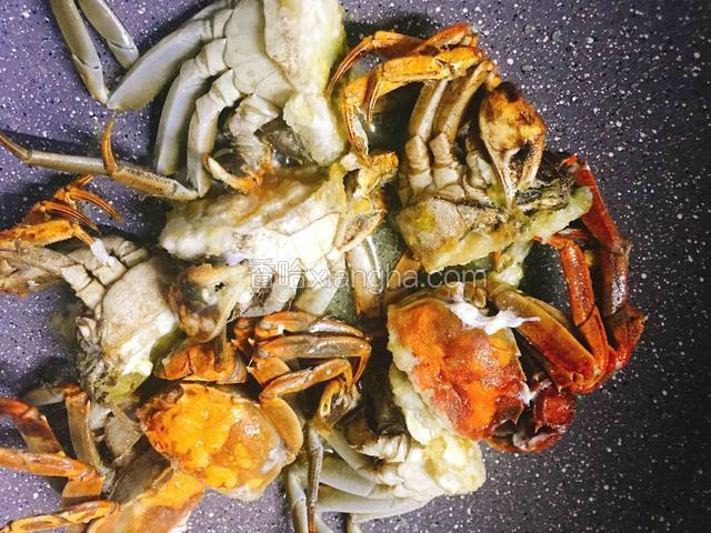 炸至定型后，倒出多余油。