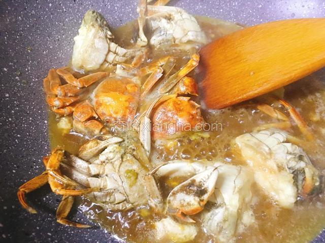 锅内倒入适量啤酒和生抽翻炒至蟹壳颜色差不多都红了。倒入适量清水。