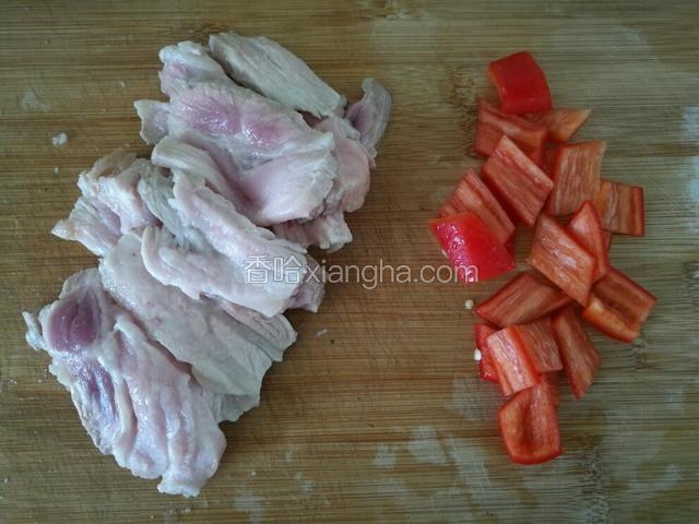 煮好的五花肉切成薄片，红辣椒切成小块。