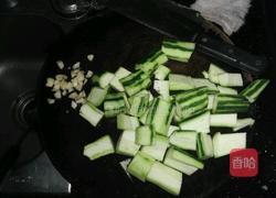 豆豉鲮鱼炒丝瓜的做法图解1