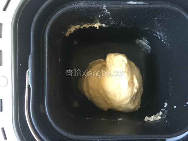 把除黄油，火腿，香葱，沙拉酱以外的食材放进面包机里，砂糖和盐对角放，酵母挖个坑放入进行揉面，这是进行了一个15分钟的揉面状态，第二个15分钟把黄油块放进去进行揉面，一共进行3个15分钟揉面，进烤箱发酵功能60分钟