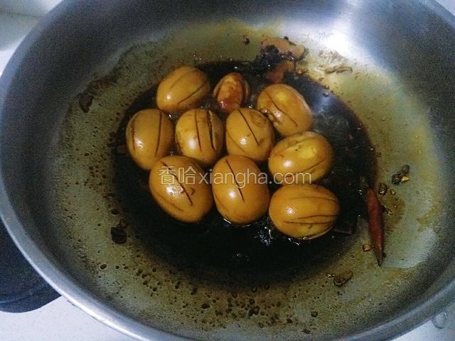 轻轻翻动鸡蛋让鸡蛋均匀入味，收汤