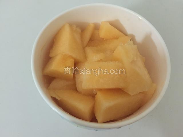 哈密瓜去籽切小块
