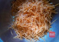 胡萝卜丝鸡蛋饼的做法图解2