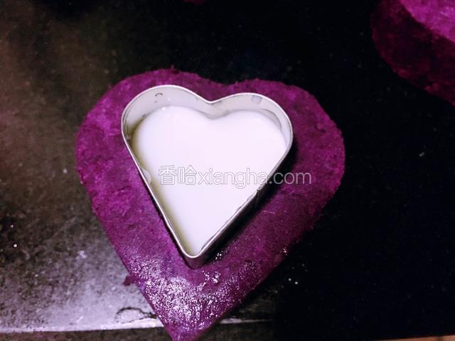最后用小号的模具放在心形紫薯上轻轻按下去挖空中心淋上炼乳就可以了