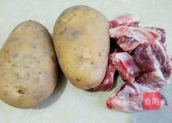 土豆排骨汤的做法图解1