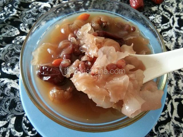 香香甜甜的三红桂圆银耳粥好了