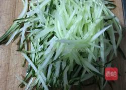 凉拌黄瓜胡萝卜丝的做法图解1