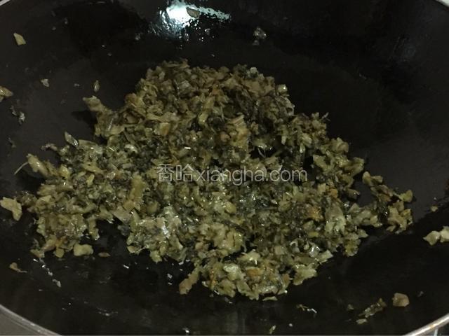 锅里烧油，把酸菜洗净，倒入翻炒，炒出一些水分包出来的酸菜更香，不过要炒太干（炒酸菜可以加少许砂糖，1g左右调味儿）