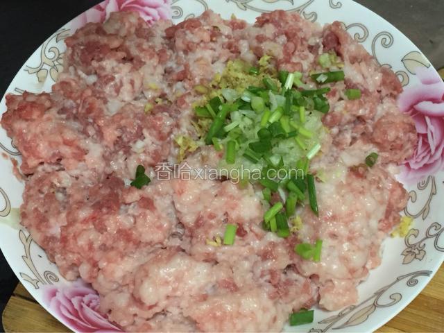 猪肉剁细，放入姜葱末少许，加入酸菜和均匀，加入鸡精，盐（如果酸菜咸味合适就不要加盐了）