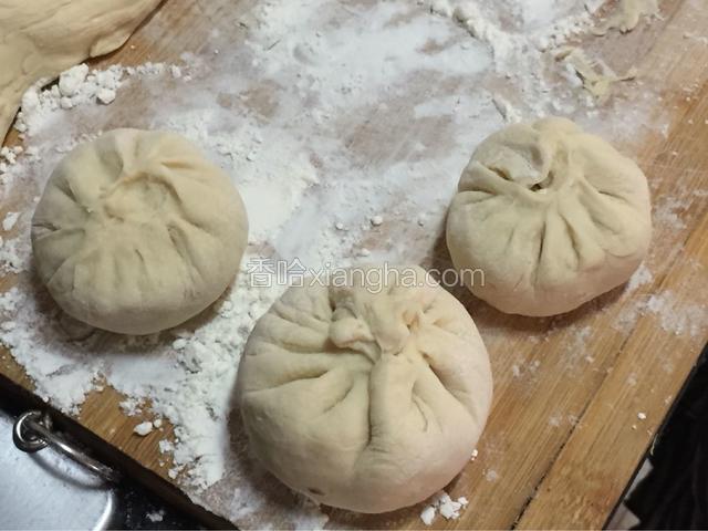 其余的包子先放在有薄薄面粉的案板上，第二锅水已经开了，只需要蒸10分钟，闷两分钟就可以了
