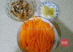 胡萝卜炒墨鱼丝的做法图解2