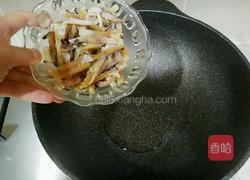 胡萝卜炒墨鱼丝的做法图解3
