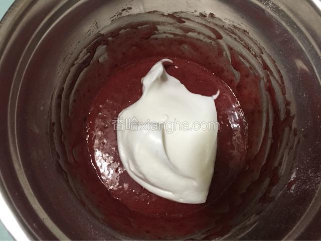 把蛋白的三分之一倒入蛋黄糊中，上下拌匀，烤箱上火120度、下火150度预热
