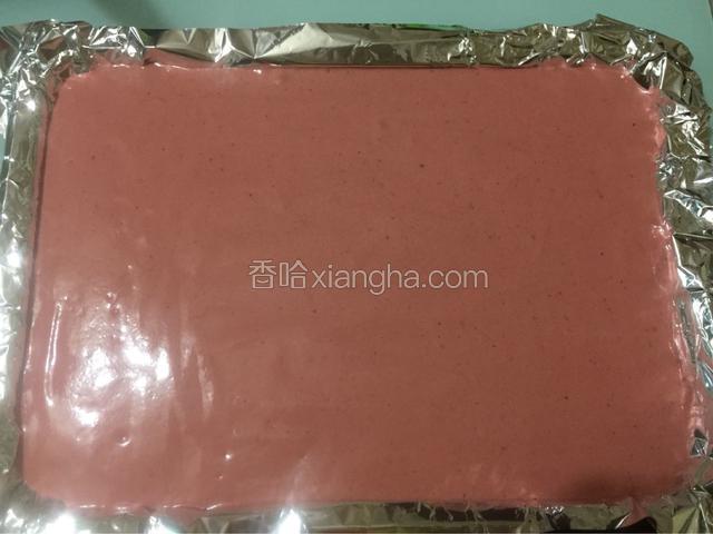 烤盘铺上锡纸，把蛋糕糊倒进烤盘中，抹平表面，提起烤盘震一震，震出大气泡