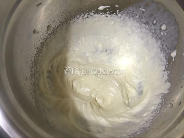 淡奶油加入20克糖粉打发至有纹路后放进冰箱冷藏备用