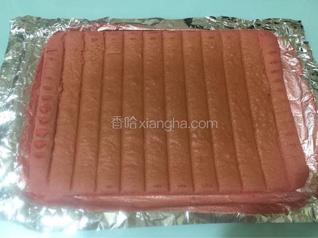 蛋糕晾温后把锡纸撕开，把蛋糕放回锡纸