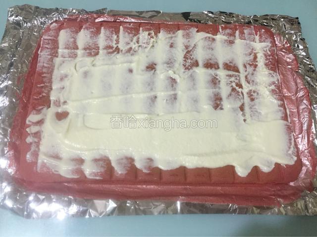 从冰箱取出奶油，把奶油抹在蛋糕上，从厚到薄