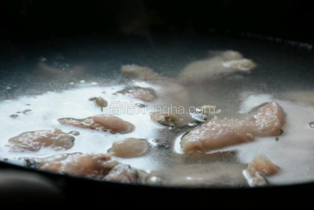 水再滚时放入鱼片，其间保持大火。