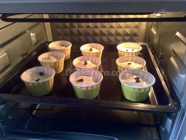 放入预热好的烤箱，上下火150℃，烘烤30分钟。
