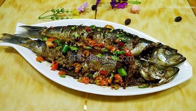 用铲子小心的装入盘中，撒上青红椒末，成品还不错，也特别入味的