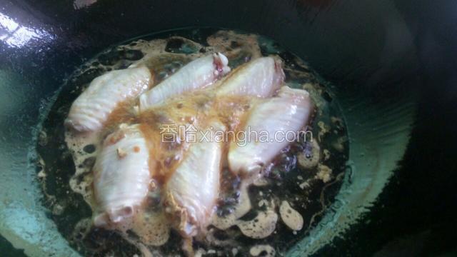 倒入酱油姜丝和半碗水，然后放入鸡翅大火煮开