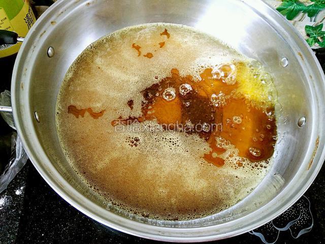 锅中油烧热，用筷子头放进油里能冒泡就可以了