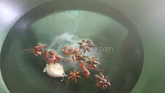 锅里放水，加和八角，生蒜头小火煮