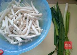 海鲜菇炒蒜的做法图解1