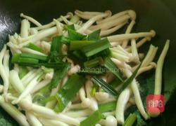 海鲜菇炒蒜的做法图解5