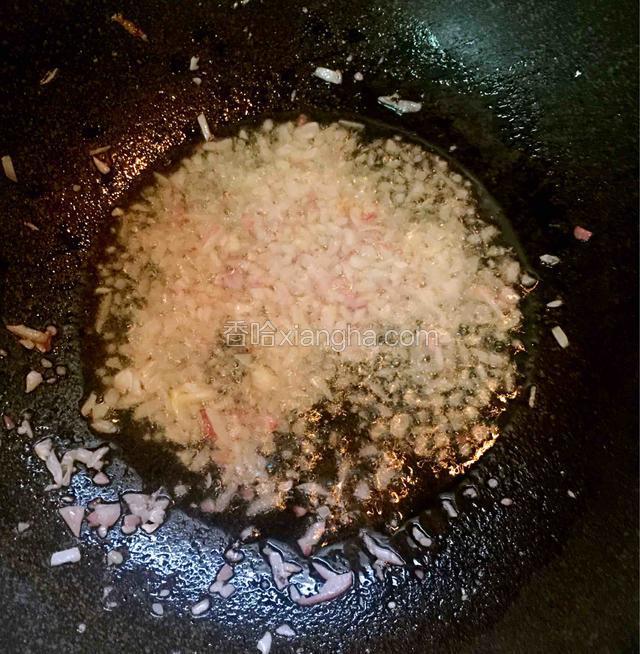 热锅热油倒入洋葱蒜末爆炒