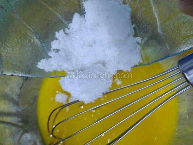 再加15g白糖，用手动打蛋器搅拌均匀。白糖可以帮助蛋黄打散。
