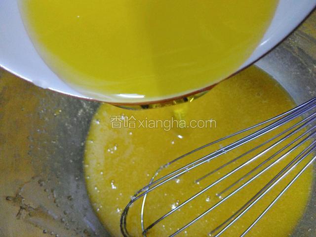 再慢慢加入橄榄油。油和蛋黄混合，有乳化的作用，边加边搅拌，让其乳化的更彻底，两者能够完全均匀混合，避免出现油水分离的状态。