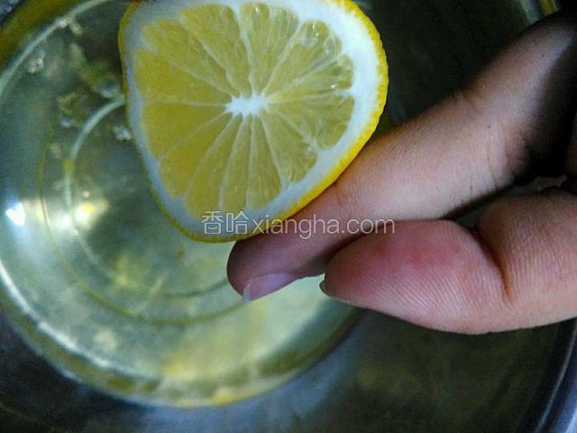 蛋清中加一片的柠檬汁，酸性可以让蛋清更容易打发。同理可证，换成白醋也可以。