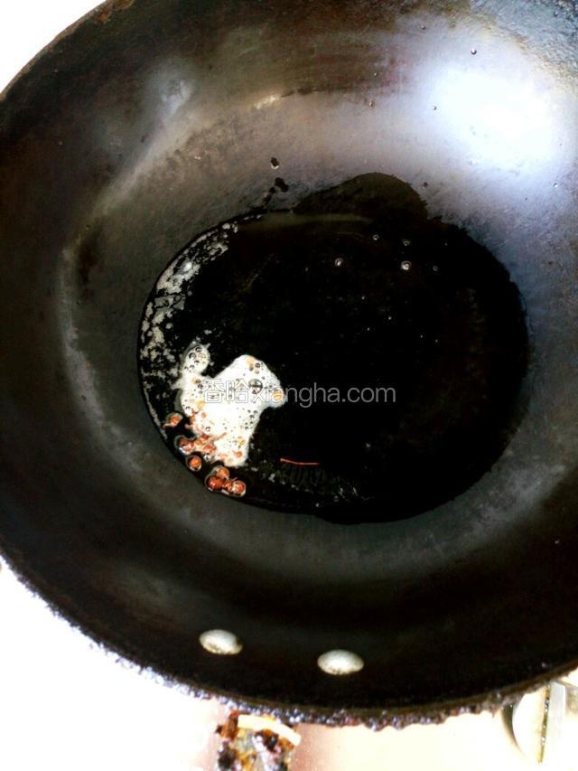 热油，锅里加入适量花椒爆香