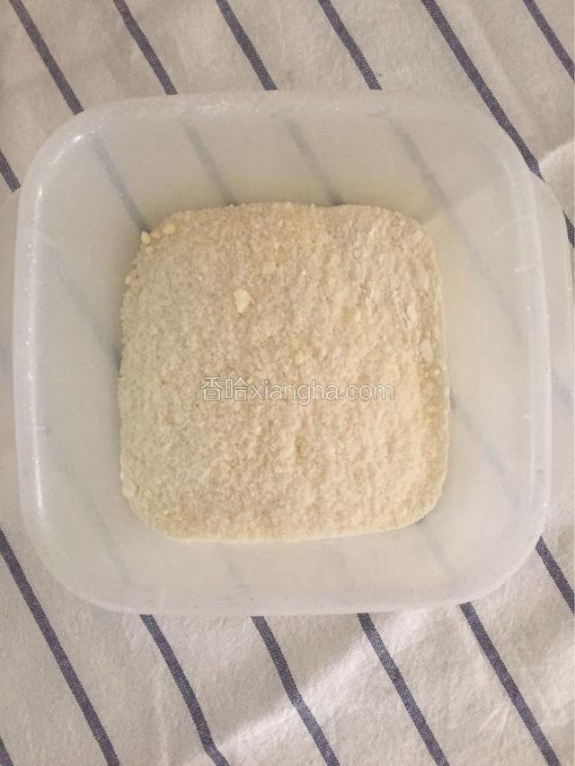 把低筋粉和奶粉、糖粉、椰蓉混合均匀