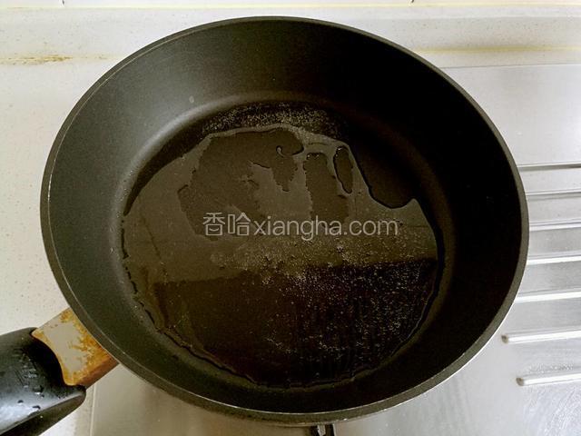 锅中倒入少许油。