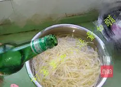 Illustration of how to make shredded potato burritos 4