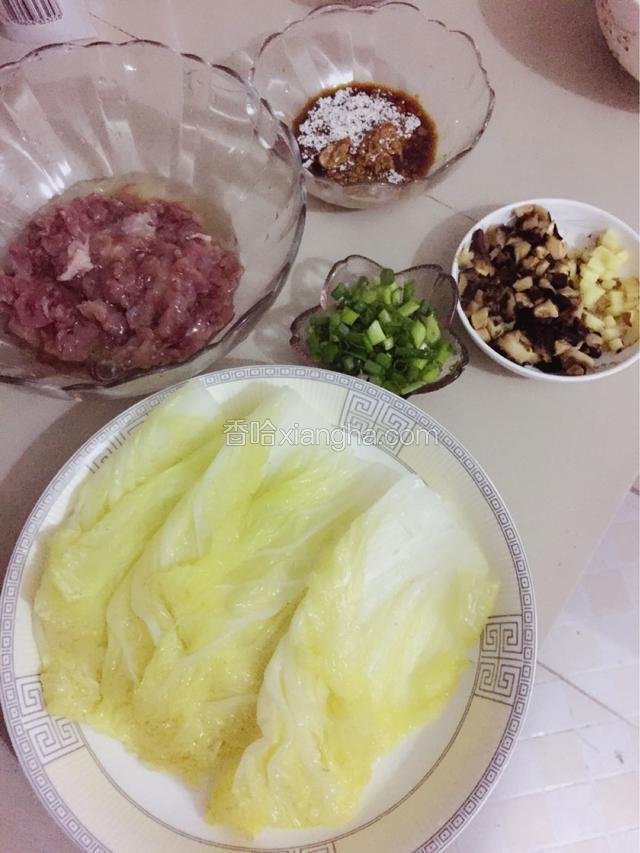 备好所有的材料，锅里放入水，几滴油和少许盐一起，煮开后放入白菜叶，将白菜叶烫软即可。