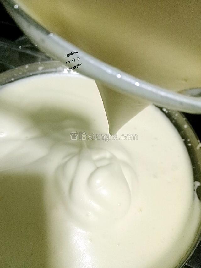 电动打蛋器从低速到中速打发3分钟，后转高速打发约7～10分钟，拖起打蛋头3秒发泡未滴下即可。