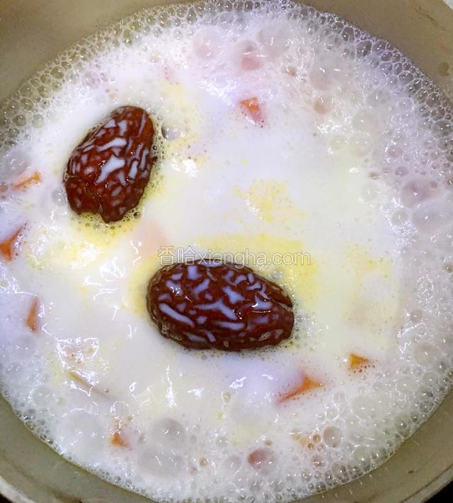 待冰糖融化后加牛奶煮开冒小气泡即可！