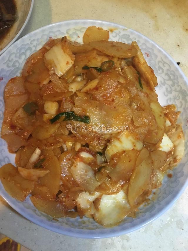 处理腌白菜的水分：晚餐前将腌好的白菜和辣椒面从冰箱取出，适量倒出腌白菜出来的水分（不要挤白菜将所有水分都扔掉，有水分会让辣白菜更入味。且以后做辣白菜炒饭、辣白菜汤、辣白菜炒土豆片（下图））