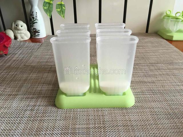 先做普通型的：在每个杯具里倒入一些酸奶如下图