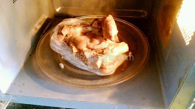 猪蹄放微波炉解冻