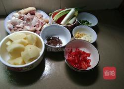 土豆烧猪脚的做法图解1