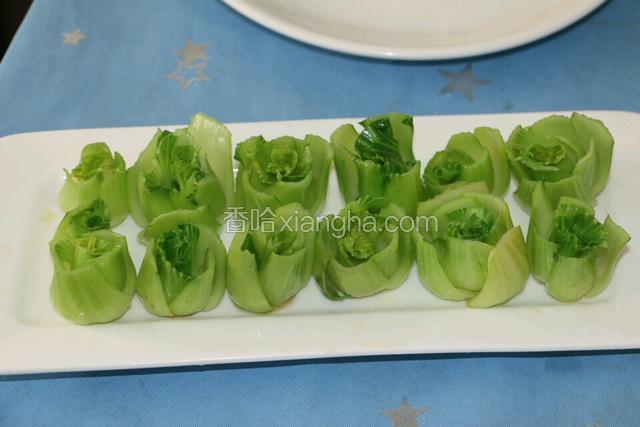 焯水后的菜根取出码盘整齐。